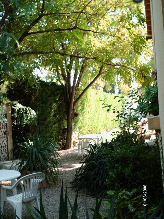 Les Tilleuls B&B โอรองช์ ภายนอก รูปภาพ